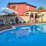 Edith's Olive Garden * فير