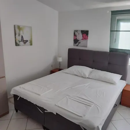 Edith's Olive Garden Appartement Vir