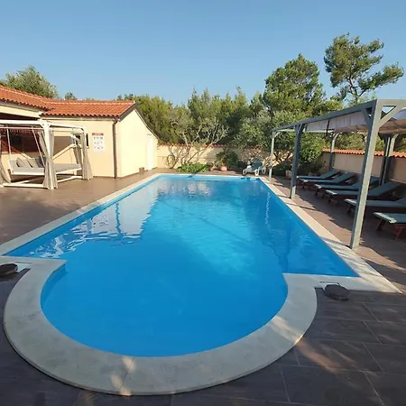 Edith's Olive Garden Appartement Vir