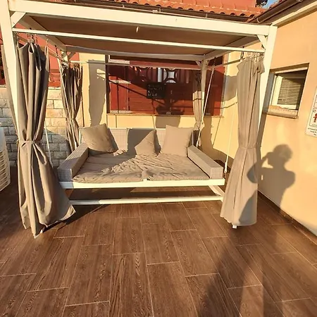 Edith's Olive Garden Appartement