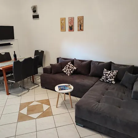 Edith's Olive Garden Apartament Vir