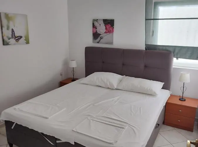 Edith's Olive Garden Apartmán *