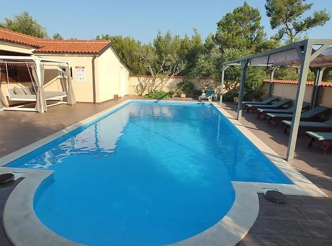 Edith's Olive Garden Apartmán Vir