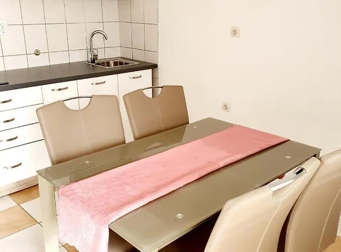 Edith's Olive Garden Apartmán