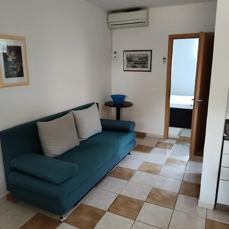 Edith's Olive Garden Apartment Vir