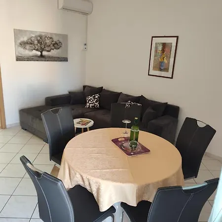 Edith's Olive Garden Apartment Vir