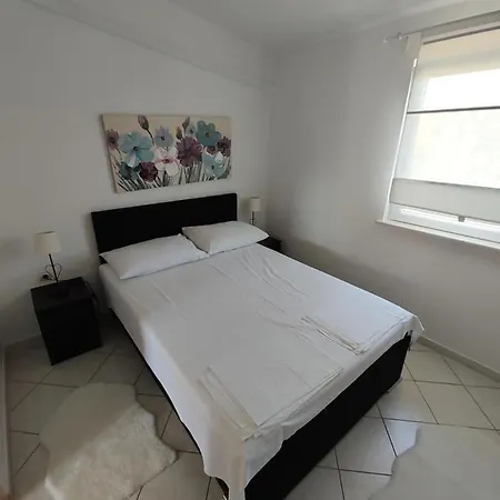 Edith's Olive Garden * Vir