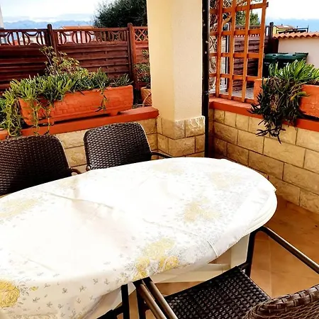 Edith's Olive Garden Apartman Vir